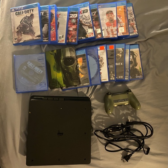 PlayStation 4 (Includes controller + 20 games)